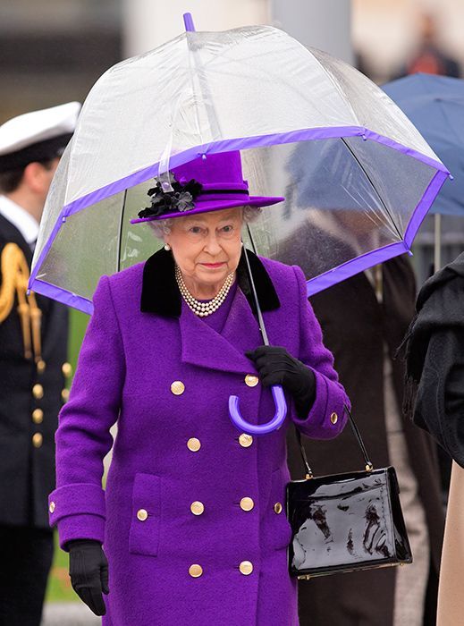 la reine d'Angleterre en ultra violet